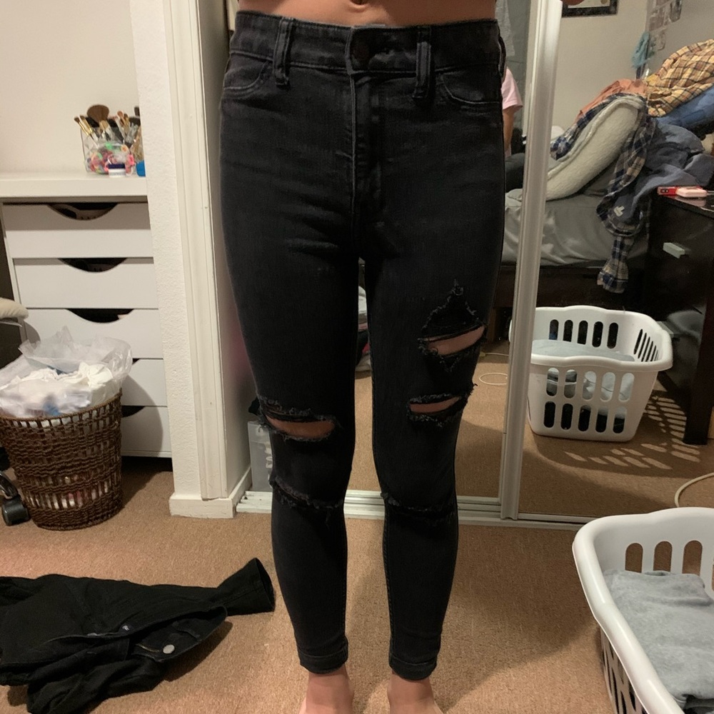 HIGH RISE RIPPED JEANS